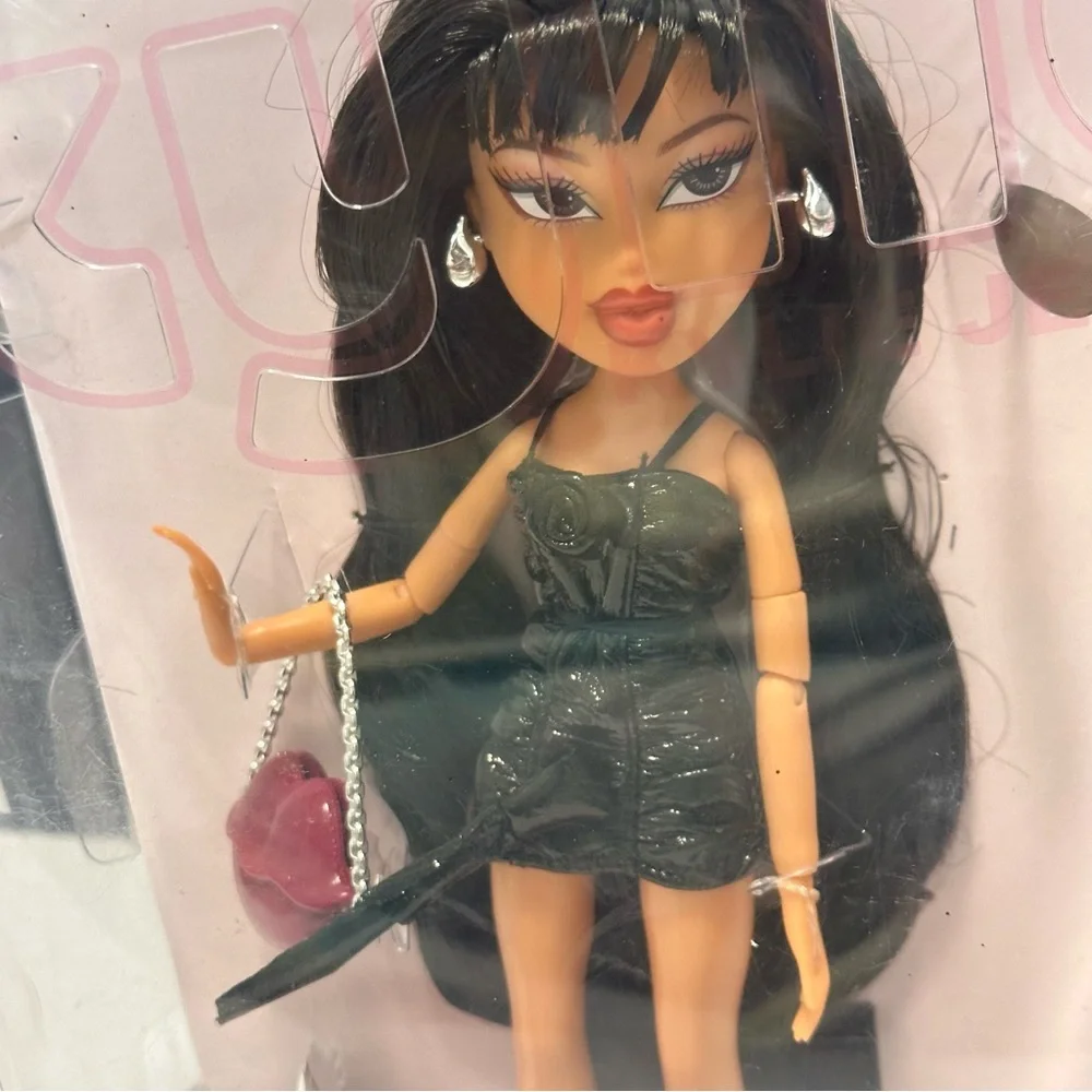 Bratz x Kylie Jenner Day Fashion Doll with Accessories and Certificate - Picture 4 of 12